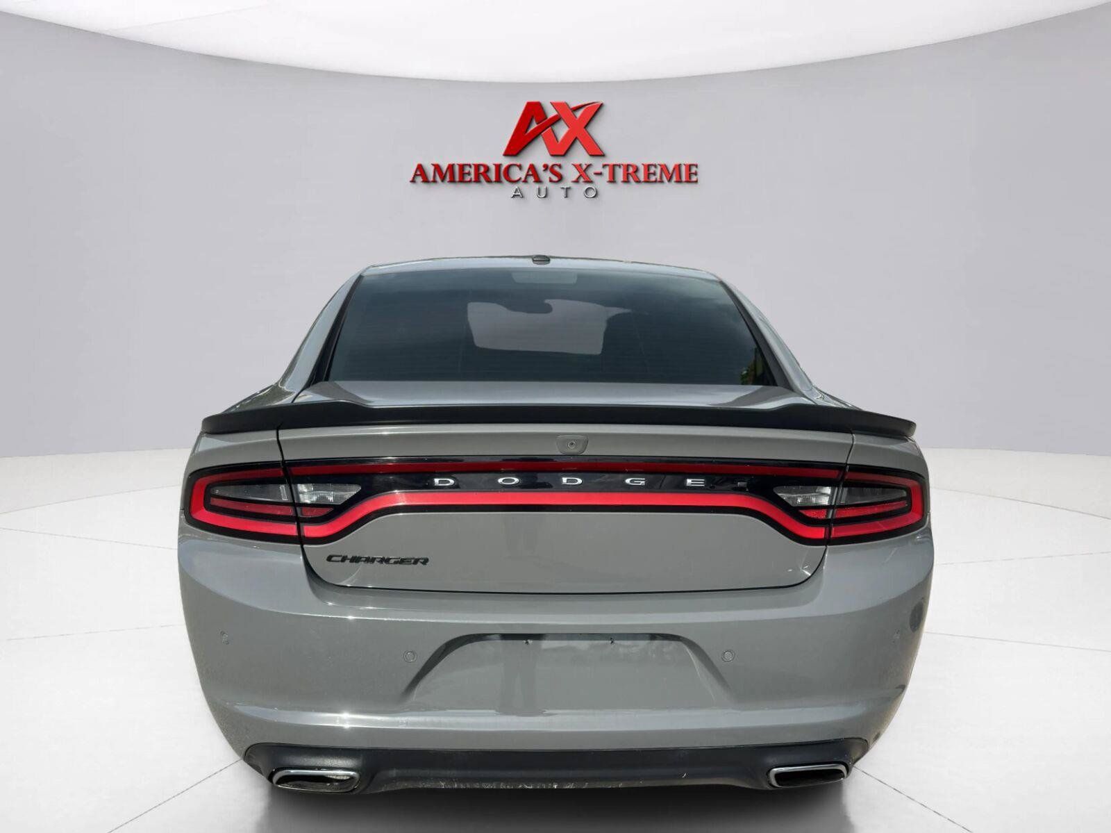 Used 2018 Dodge Charger SXT w/ Blacktop Package RWD image 5