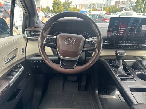 Used 2021 Toyota Sienna Platinum AWD/4WD image 14