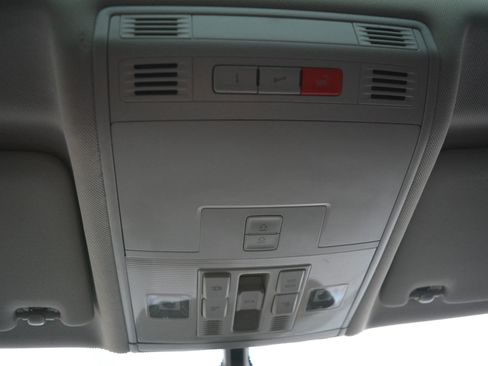 Used 2018 Volkswagen Tiguan SEL w/ 3rd Row Seat Package image 26