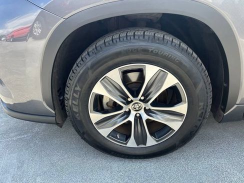 Used 2022 Toyota Highlander XLE FWD image 4