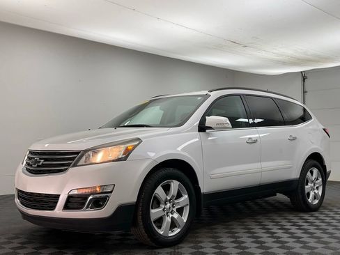 Used 2016 Chevrolet Traverse LT w/ Style and Technology Package FWD image 2