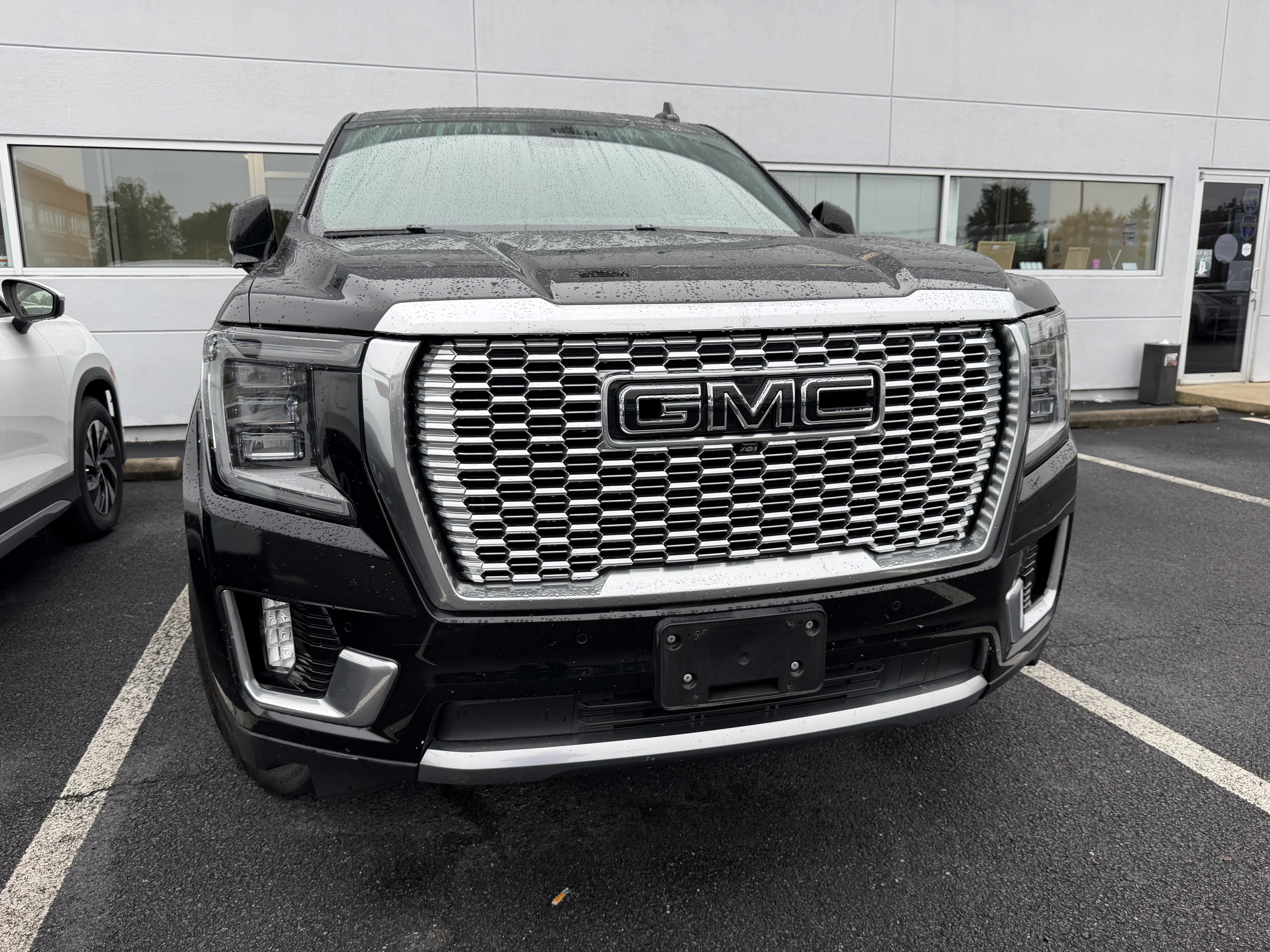 Used 2021 GMC Yukon Denali w/ Denali Premium Package AWD/4WD image 5