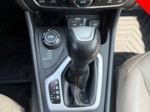 Used 2018 Jeep Cherokee Limited w/ Luxury Group AWD/4WD image 11