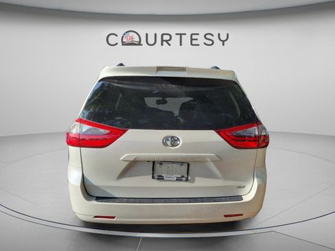 Used 2020 Toyota Sienna XLE FWD image 12