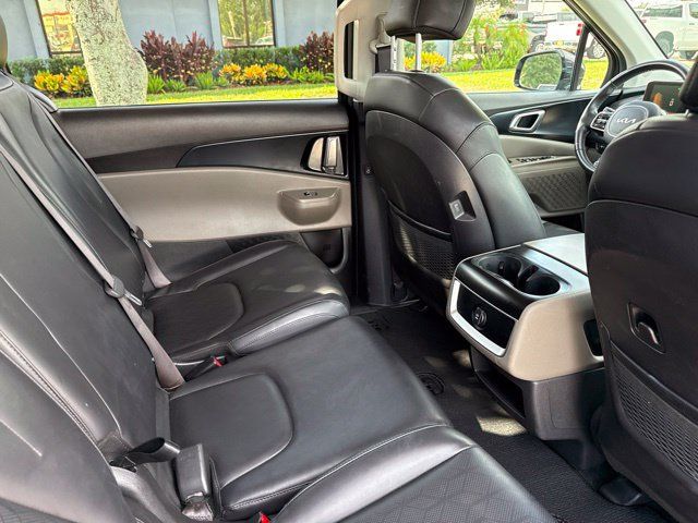 Used 2025 Kia Carnival FWD image 16