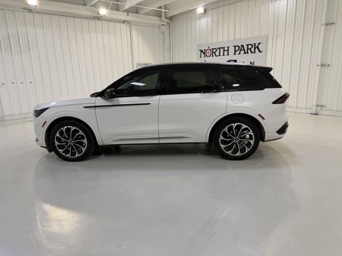 Used 2024 Lincoln Nautilus Reserve image 2