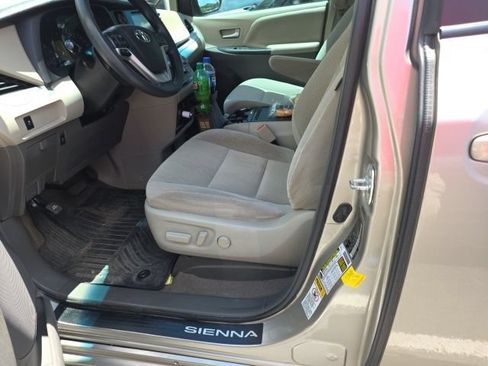 Used 2017 Toyota Sienna LE FWD image 4