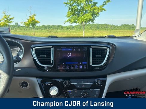 Used 2017 Chrysler Pacifica Touring FWD image 3