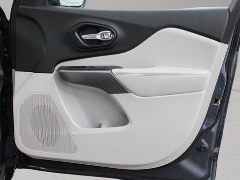 Used 2021 Jeep Cherokee Latitude Lux w/ Sun & Sound Group FWD image 16
