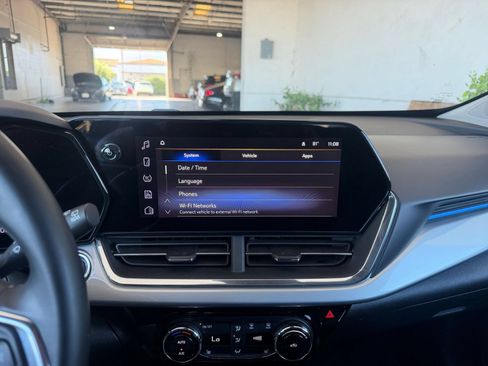 Used 2025 Chevrolet Trax LT w/ LT Convenience Package FWD image 19
