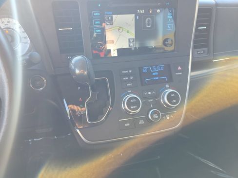 Used 2016 Toyota Sienna SE Premium FWD image 16