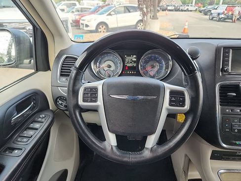 Used 2016 Chrysler Town & Country Limited Platinum FWD image 9