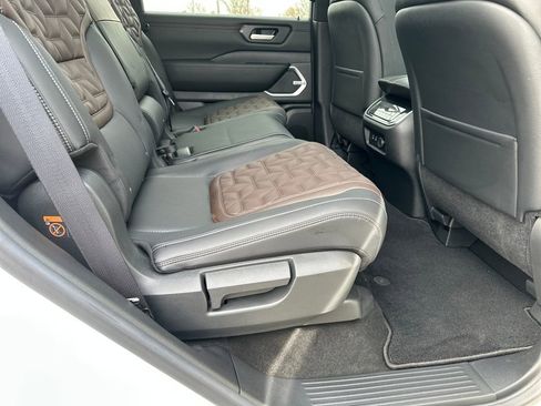 Used 2025 Nissan Armada Platinum w/ Convenience Package image 40