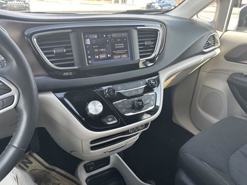 Used 2023 Chrysler Voyager LX FWD image 12