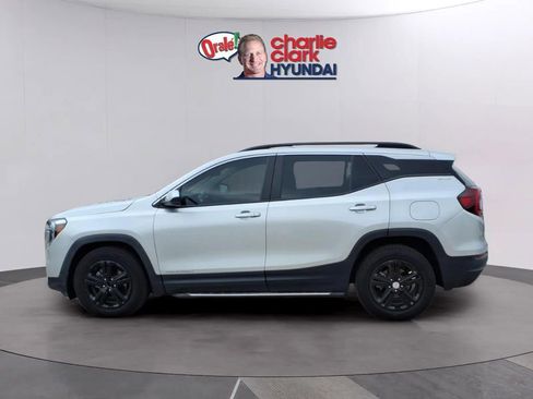 Used 2022 GMC Terrain SLE w/ Driver Convenience Package FWD image 2