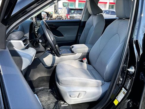 Used 2022 Toyota Highlander LE FWD image 8