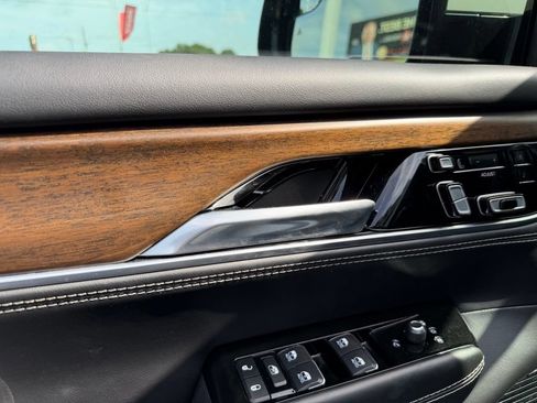 Used 2022 Jeep Grand Wagoneer Series II AWD/4WD image 13
