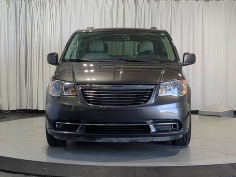 Used 2016 Chrysler Town & Country Touring w/ Driver Convenience Group FWD image 4