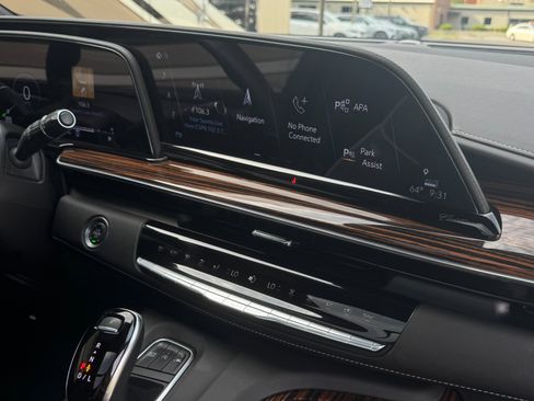 Used 2024 Cadillac Escalade Premium Luxury w/ Performance Package AWD/4WD image 39