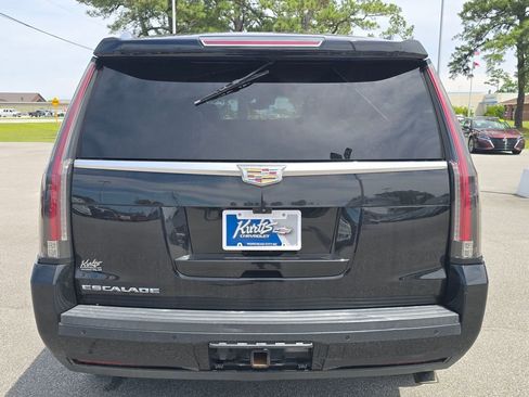 Used 2017 Cadillac Escalade Premium Luxury AWD/4WD image 4