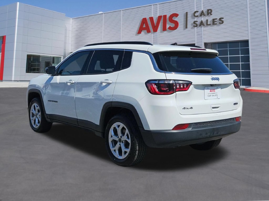 Used 2025 Jeep Compass Latitude w/ Sun & Sound Group AWD/4WD image 9