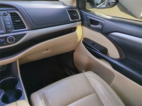 Used 2018 Toyota Highlander XLE image 20