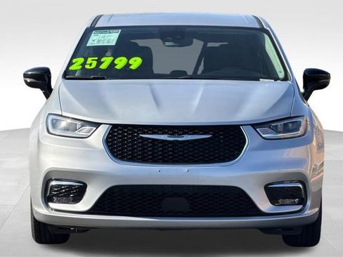 Used 2024 Chrysler Pacifica Touring-L image 9