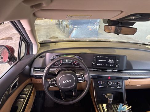 Used 2024 Kia Carnival LX FWD image 11