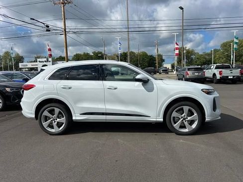 Used 2025 Audi Q5 Premium Plus w/ Premium Plus AWD/4WD image 2