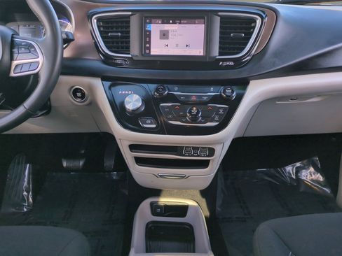 Used 2023 Chrysler Voyager LX image 11