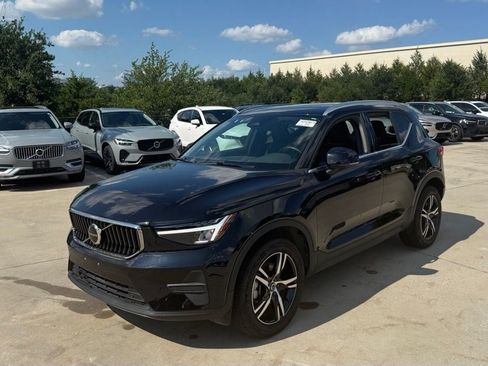 Used 2025 Volvo XC40 B5 Core AWD/4WD image 1