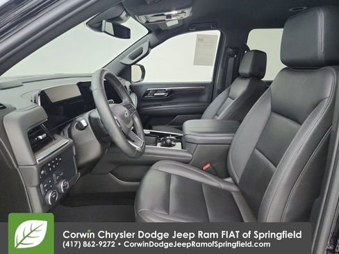 Used 2025 Chevrolet Suburban Z71 AWD/4WD image 3