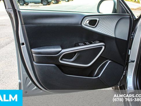Used 2025 Kia Soul LX w/ LX Technology Package FWD image 34