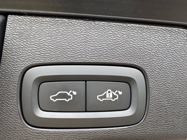 Used 2025 Volvo XC60 B5 Plus AWD/4WD image 10