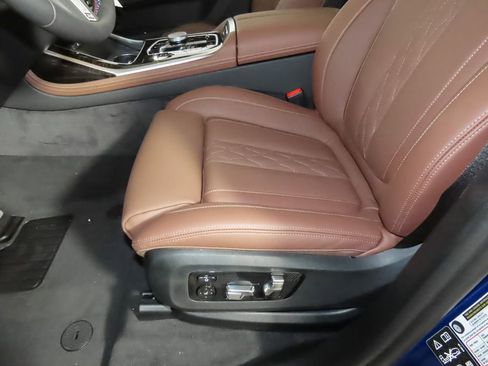 Used 2025 BMW X7 M60i AWD/4WD image 16