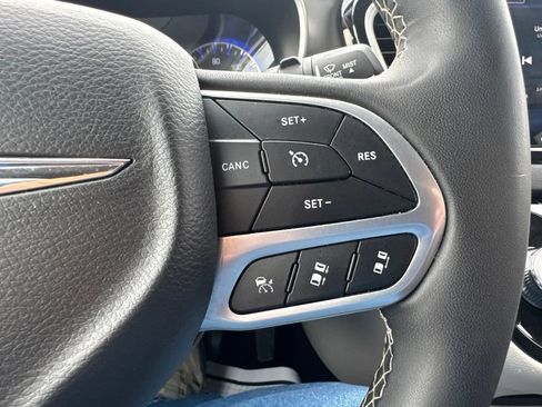Used 2024 Chrysler Pacifica Touring-L FWD image 29