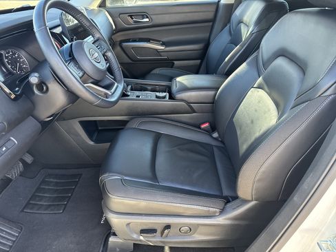 Used 2023 Nissan Pathfinder SL image 10