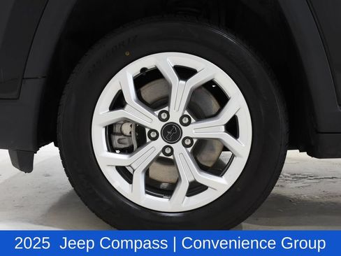 Used 2025 Jeep Compass Latitude w/ Sun & Sound Group AWD/4WD image 6
