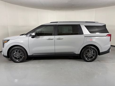 New 2026 Kia Carnival EX FWD image 5