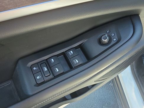 Used 2024 Jeep Grand Cherokee L Limited w/ Black Appearance Package AWD/4WD image 12