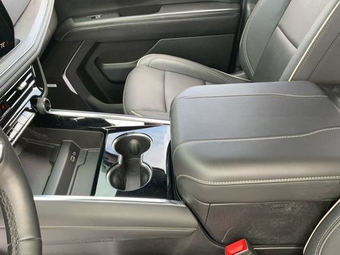 Used 2025 Chevrolet Suburban Premier AWD/4WD image 11