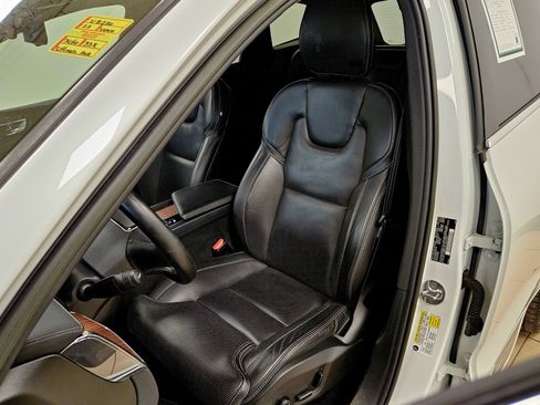 Used 2023 Volvo XC60 B6 Ultimate w/ Protection Package Premier image 39