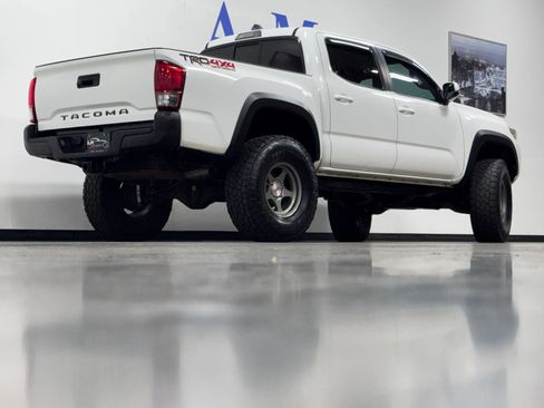 Used 2016 Toyota Tacoma TRD Off-Road w/ Towing Package AWD/4WD image 4