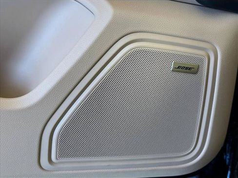 Certified 2025 Porsche Macan AWD/4WD image 12