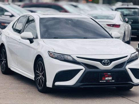 Used 2021 Toyota Camry SE image 4