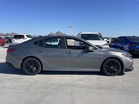 Used 2025 Toyota Camry SE image 3