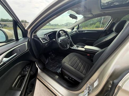 Used 2017 Ford Fusion SE w/ Equipment Group 601A FWD image 9