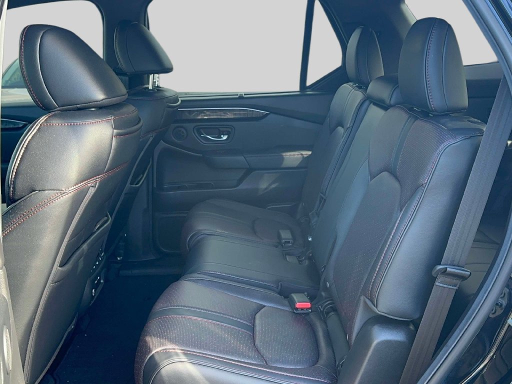 Used 2025 Honda Pilot Black Edition image 13