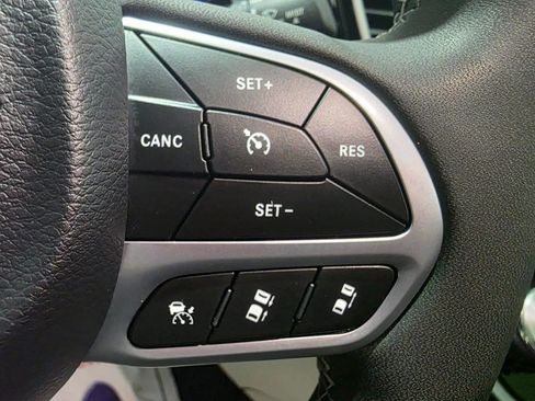 Used 2024 Chrysler Pacifica Touring-L image 6