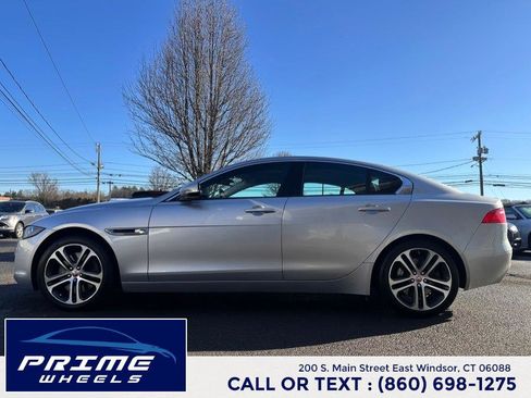 Used 2017 Jaguar XE Premium image 4